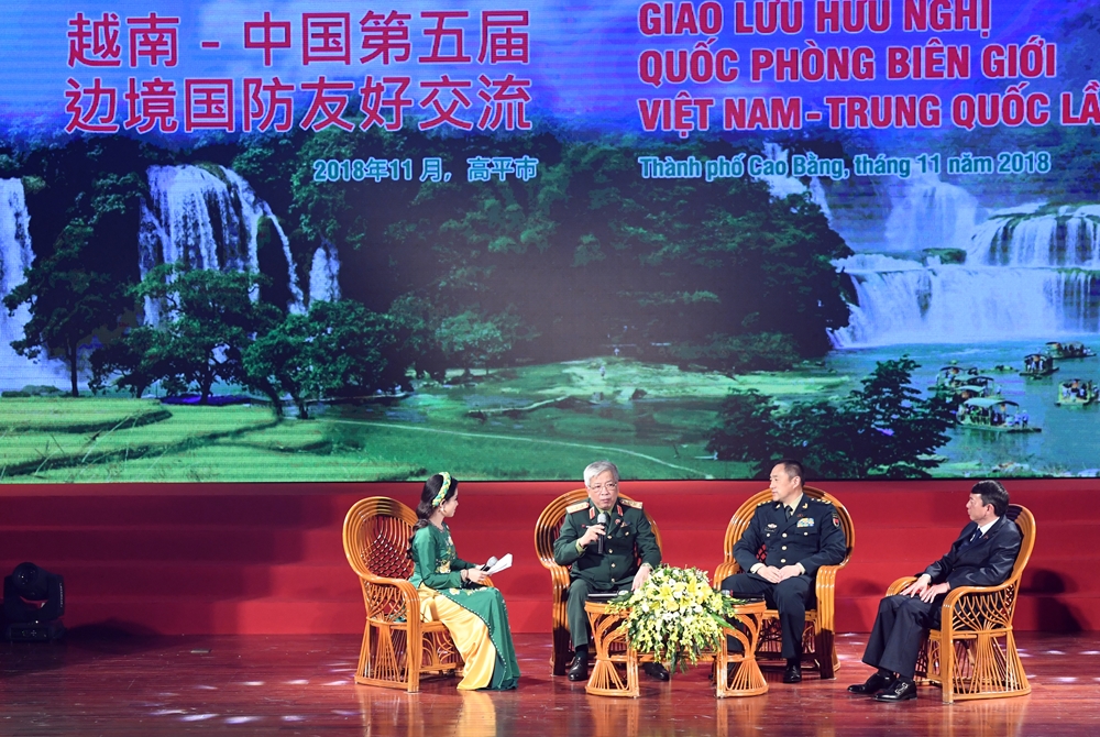 Thượng tướng Nguyễn Chí Vịnh, Ủy viên Trung ương Đảng, Ủy viên Thường vụ Quân ủy Trung ương, Thứ trưởng Bộ Quốc phòng cùng các đại biểu tham gia toạ đàm.